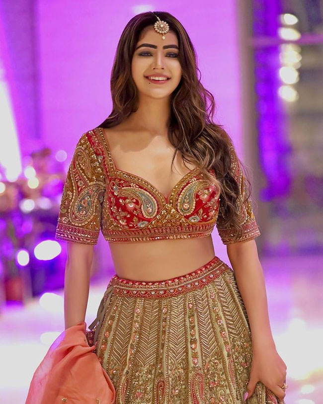 Staggering Poses Of Soniya Bansal In Red